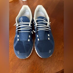 On Clouds Size 9 Women’s Navy Blue and White